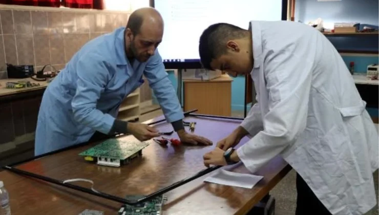Kayseri’deki okullarda akıllı tahta bakımı öğrenciler tarafından yapılıyor