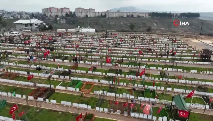 Adıyaman’da Depremde Kaybedilenlerin Mezarlarına Eşyalar Bırakıldı