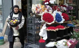 Bursa’da Sevgililer Günü öncesi çiçekçiler yoğun mesai yapıyor