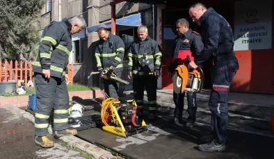 Karabük Belediyesi İtfaiye Müdürlüğü ekipleri depremzedelere umut oldu