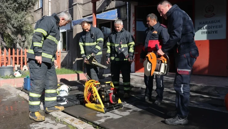 Karabük Belediyesi İtfaiye Müdürlüğü ekipleri depremzedelere umut oldu