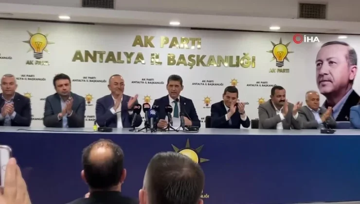 Antalya’da AK Parti’ye katılan 7 bin 841 üyeye rozetleri takıldı