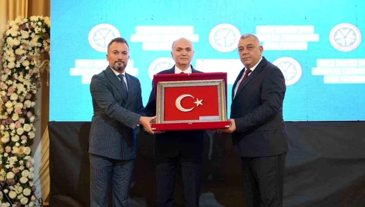 Düzce Amatör Spor Kulüpleri Federasyonu Programında Başkan Özlü’ye Plaket Takdim Edildi