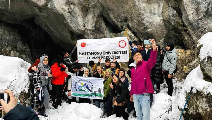 Kastamonu Üniversitesi Öğrencileri Buz Sarkıtlarıyla Dikkat Çeken Mağarada Ders Yaptı