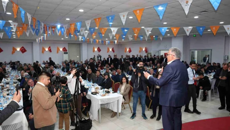 Kayseri Büyükşehir Belediye Başkanı Dr. Memduh Büyükkılıç, Hacılar ilçesinde vatandaşlarla iftar sofrasında bir araya geldi