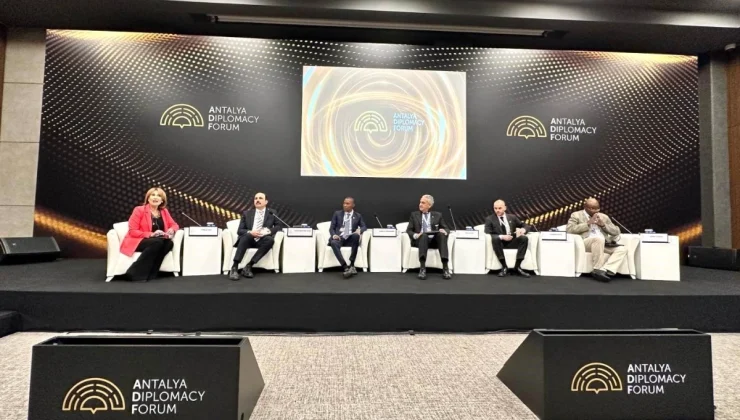 UCLG Başkanı Uğur İbrahim Altay, Antalya Diploması Forumu’nda panelde konuştu