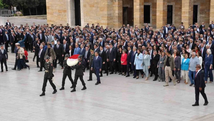 İzmir Büyükşehir Belediye Başkanı Cemil Tugay, Eşi ve İlçe Belediye Başkanlarıyla Anıtkabir’i Ziyaret Etti