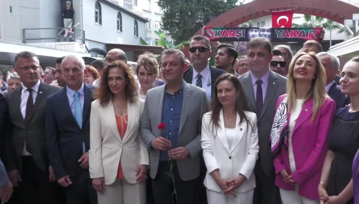 CHP Genel Başkanı Özgür Özel, Zübeyde Hanım’ın Anıt Mezarını Ziyaret Etti