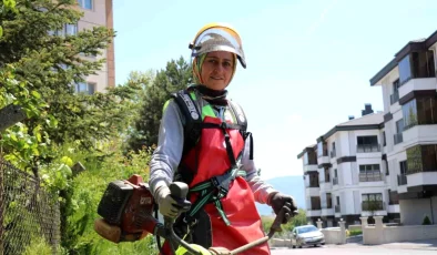 Eşinden boşanan kadın, Bolu’nun sokaklarını temizleyerek geçimini sağlıyor