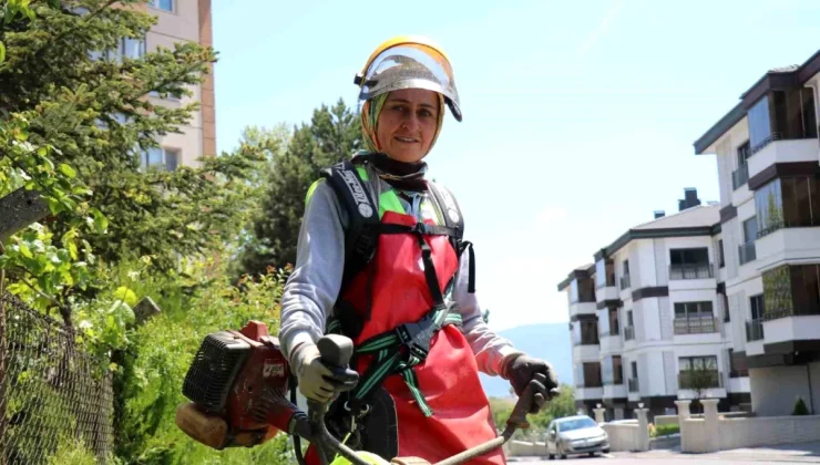 Eşinden boşanan kadın, Bolu’nun sokaklarını temizleyerek geçimini sağlıyor