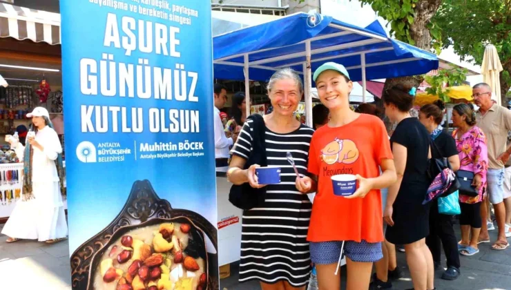 Antalya Büyükşehir Belediyesi Muharrem Ayı Dolayısıyla Aşure Dağıtıyor