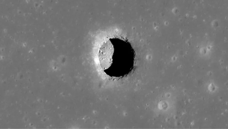 Bilim İnsanları Ay Yüzeyinde Bir Mağara Keşfetti