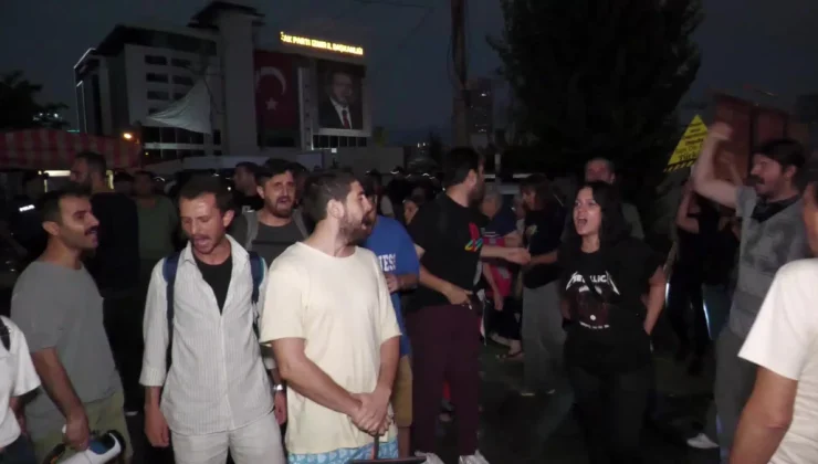 İzmir’de Sokak Hayvanlarıyla İlgili Yasa Tasarısına Protesto