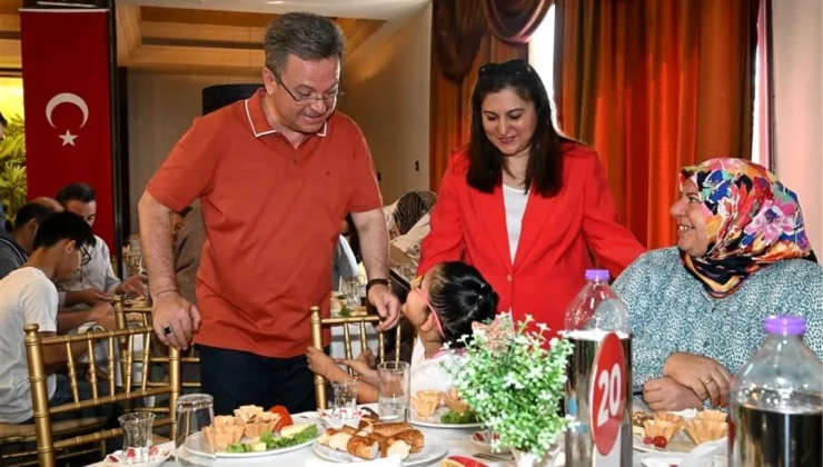 Manisa Valisi Enver Ünlü, 193 çocuğa sıcak bir yuva sağlayan koruyucu aileleri kutladı