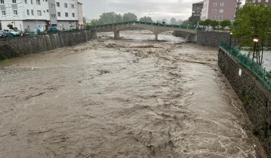 Samsun’da Şiddetli Yağış Hayatı Olumsuz Etkiledi