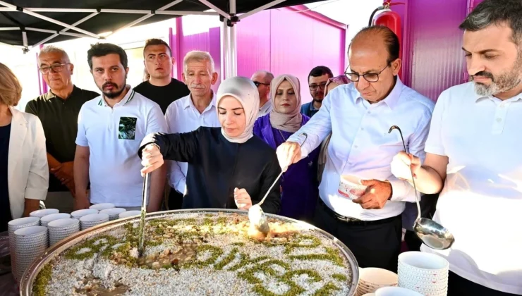 Yeşilyurt Belediyesi, Konteyner Kentte Aşure Dağıttı