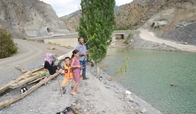 Yusufeli Barajı’nın suları altında kalan köyde balık tutma keyfi