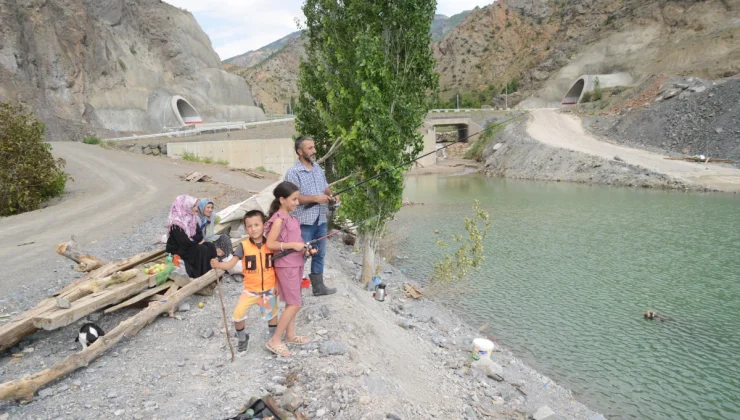 Yusufeli Barajı’nın suları altında kalan köyde balık tutma keyfi