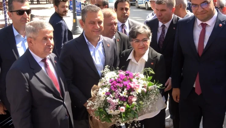 CHP Genel Başkanı Özgür Özel, 21 belediye başkanıyla Burdur’da toplantı düzenledi